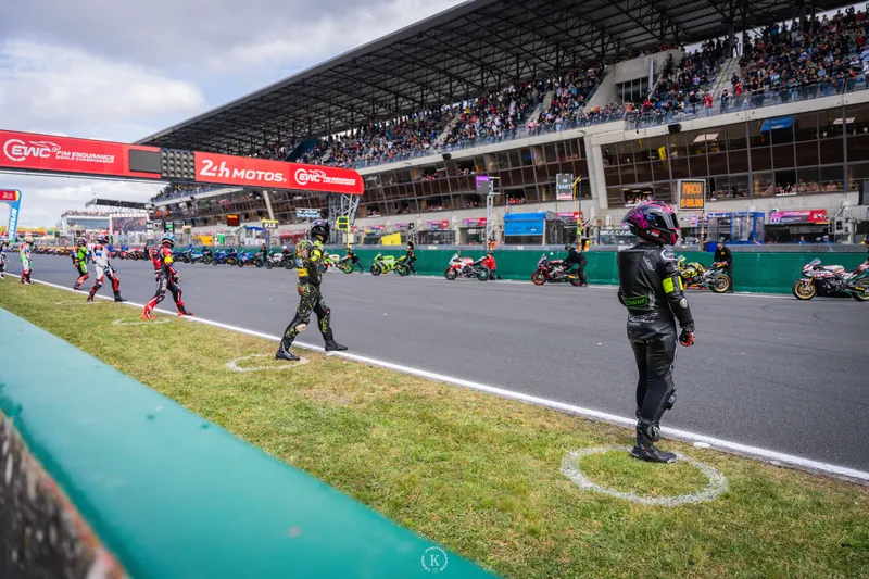 Pilotes sur la grille de départ des 24H Motos du Mans